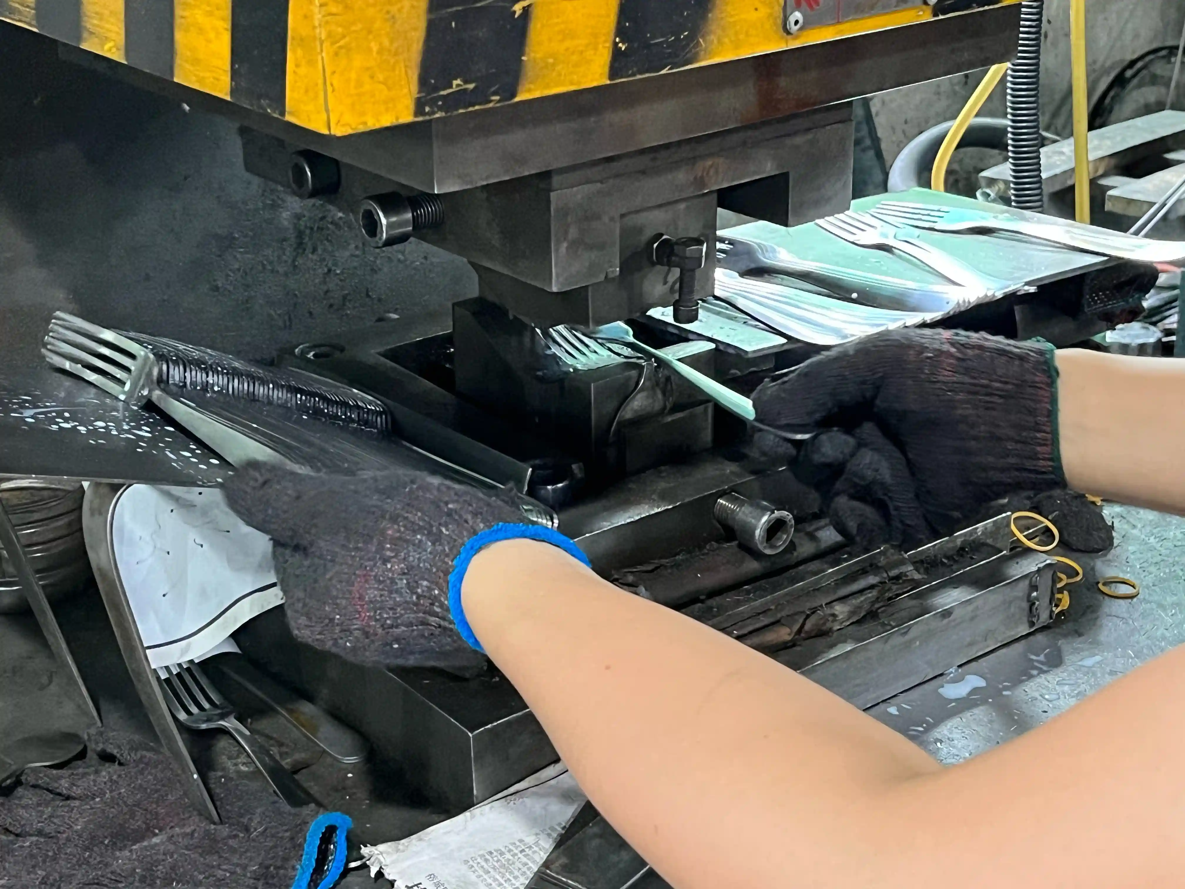 10. leading stainless steel cutlery manufacturer, Bowl pressing