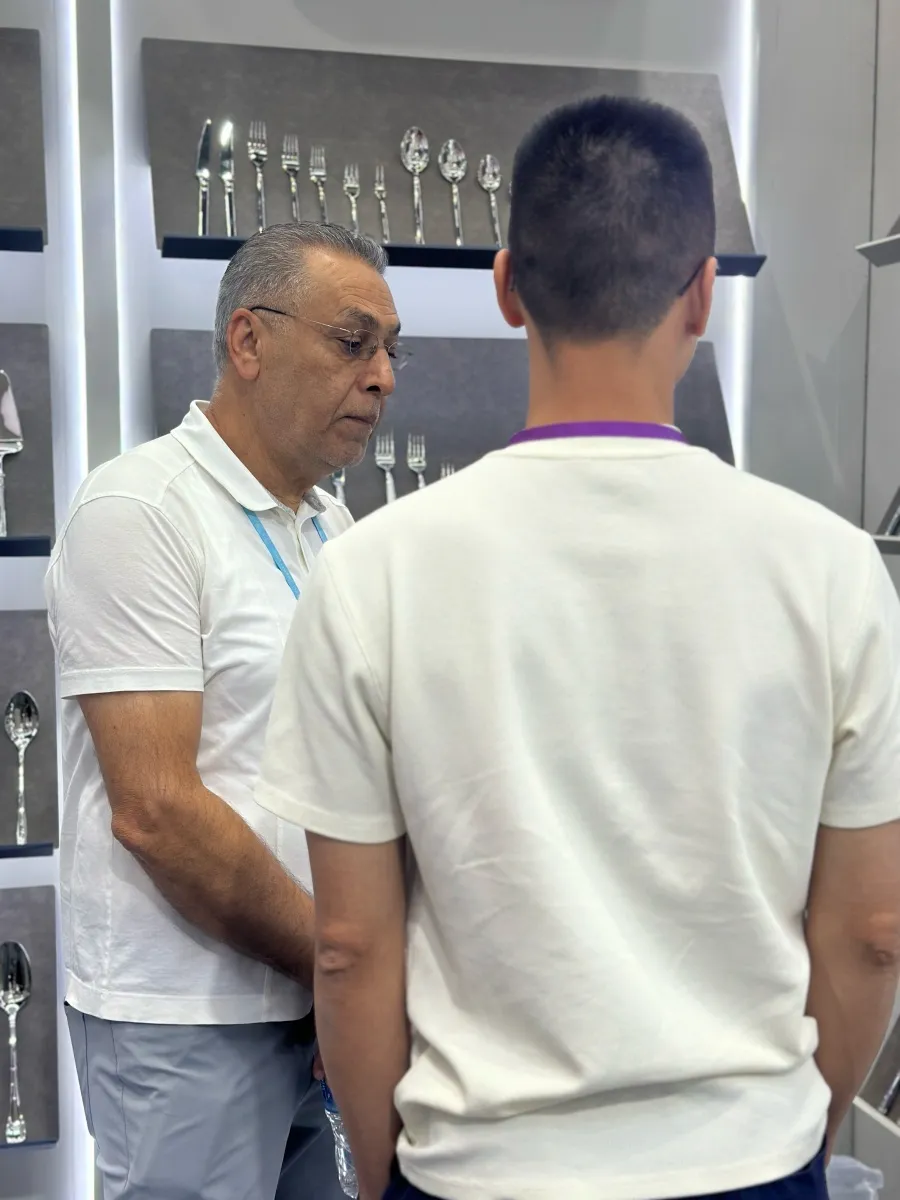 FANGYUAN’s Flatware Booth Thrives with Global Buyers at Canton Fair-10
