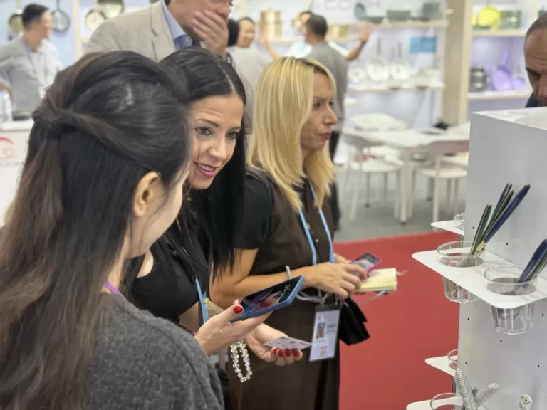 FANGYUAN’s Flatware Booth Thrives with Global Buyers at Canton Fair-11