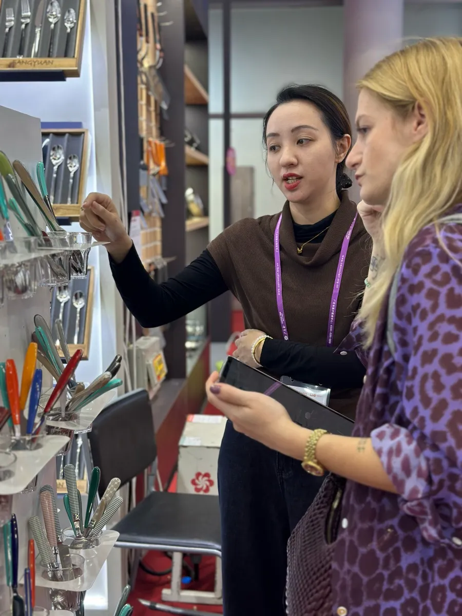 FANGYUAN’s Flatware Booth Thrives with Global Buyers at Canton Fair-14