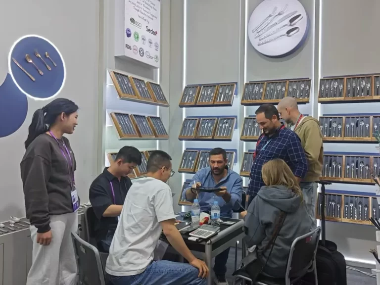 FANGYUAN’s Flatware Booth Thrives with Global Buyers at Canton Fair-6